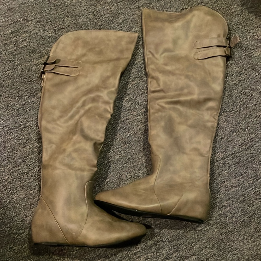 Brand new tan/brown pleather (?) boots! Sz 6
